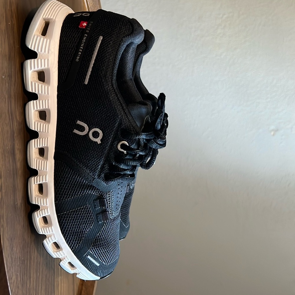 Women’s on clouds size 6.5